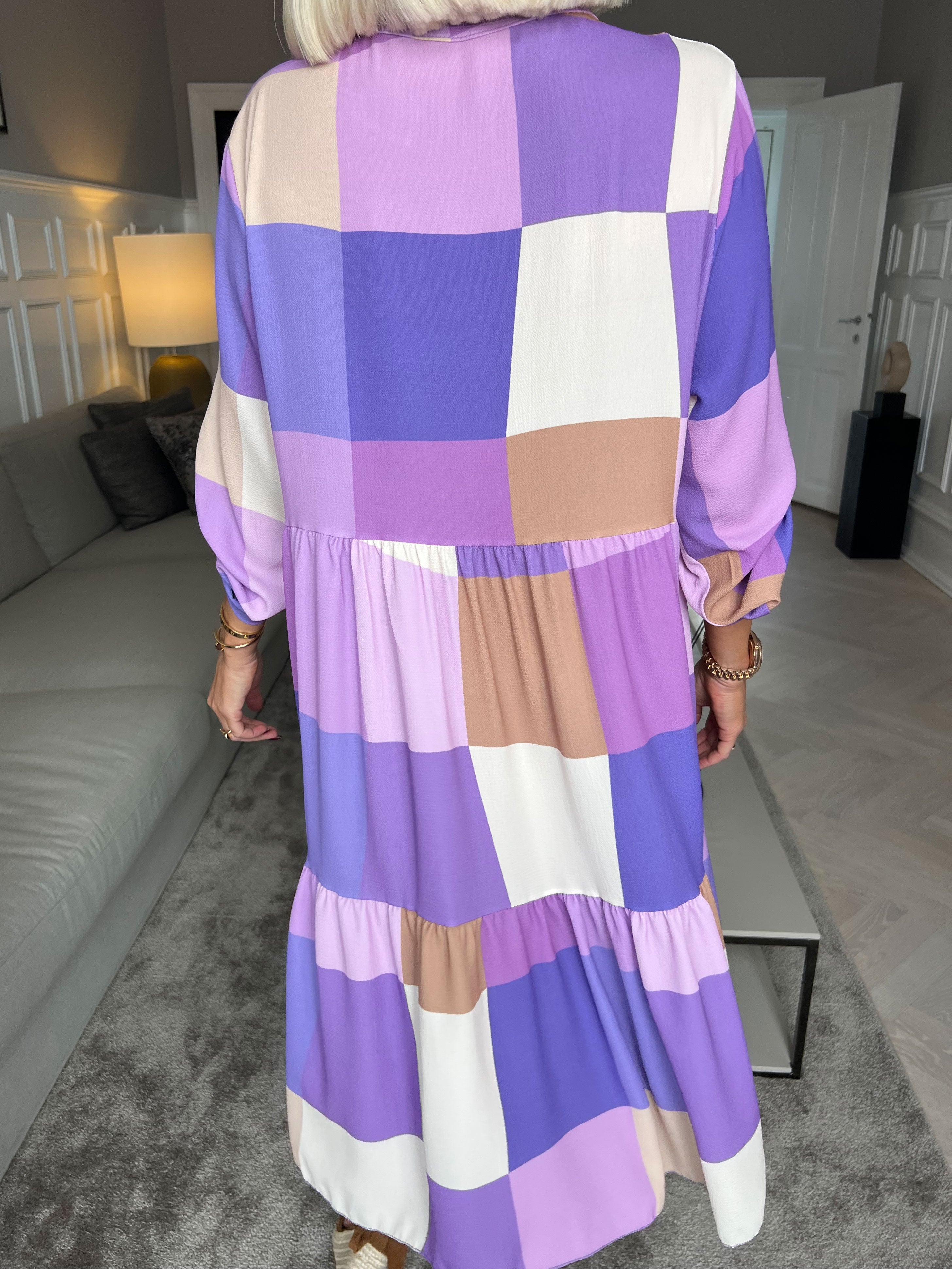 Vanesa Layer Dress - Ternet flerfarvet med flæser forneden